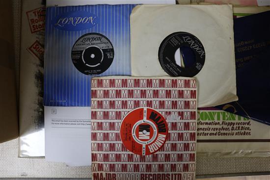 A box of 100+ 45RPM Northern Soul, Reggae & Pop singles